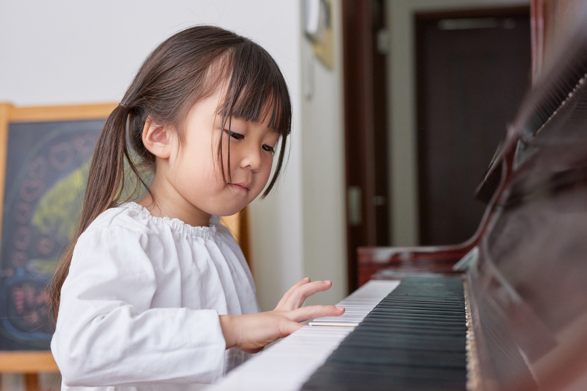 ピアノを演奏する幼女